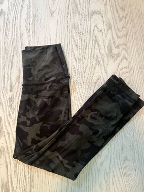 lululemon Wunder Unders | Size 2 | Green Camo